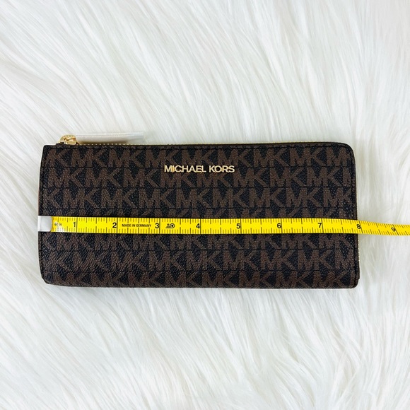 Michael Kors Jet Set Travel Large Three Quarter Zip Wallet - Picture 13 of 15